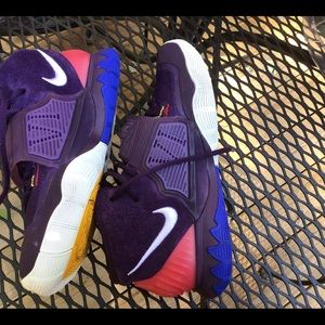 NIKE KYRIE Purple 4Y Enlightenment Sneaker Kids